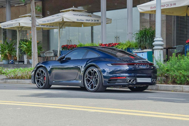 Porsche 911 Carrera 4S độ mâm Daytona II xuất hiện trên phố Sài Gòn - Hình 3 Porsche 911 Carrera 4S do mam Daytona II xuat hien tren pho Sai Gon-Hinh-3