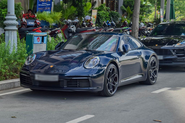 Porsche 911 Carrera 4S độ mâm Daytona II xuất hiện trên phố Sài Gòn Porsche 911 Carrera 4S do mam Daytona II xuat hien tren pho Sai Gon