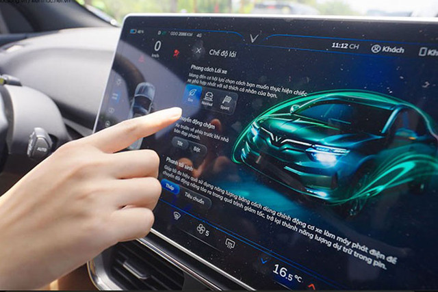 Ấn tượng với SUV điện VinFast VF8 của cầu thủ Đỗ Hùng Dũng tậu từ 1,29 tỷ đồng - Hình 4 An tuong voi SUV dien VinFast VF8 cua cau thu Do Hung Dung tau tu 1,29 ty dong-Hinh-4