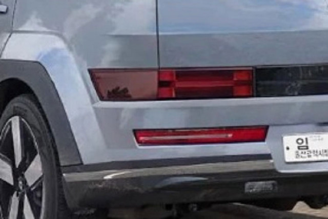 Bắt gặp Hyundai SantaFe 2024 chạy thử trên đường - Hình 2 Bat gap Hyundai SantaFe 2024 chay thu tren duong-Hinh-2