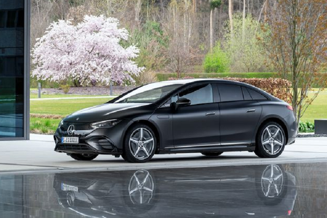 Cận cảnh Mercedes EQE Sedan giá từ 1,88 tỷ đồng - Hình 11 Can canh Mercedes EQE Sedan gia tu 1,88 ty dong-Hinh-11