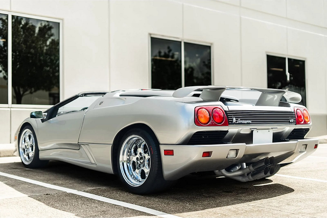 Siêu xe Lamborghini Diablo VT Roadster cực hiếm hiếm tìm chủ mới - Hình 2 Sieu xe Lamborghini Diablo VT Roadster cuc hiem hiem tim chu moi-Hinh-2