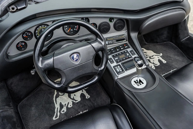 Siêu xe Lamborghini Diablo VT Roadster cực hiếm hiếm tìm chủ mới - Hình 4 Sieu xe Lamborghini Diablo VT Roadster cuc hiem hiem tim chu moi-Hinh-4