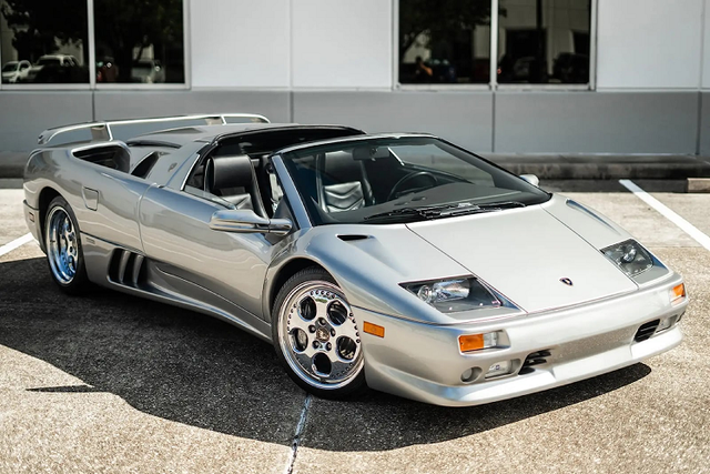 Siêu xe Lamborghini Diablo VT Roadster cực hiếm hiếm tìm chủ mới Sieu xe Lamborghini Diablo VT Roadster cuc hiem hiem tim chu moi