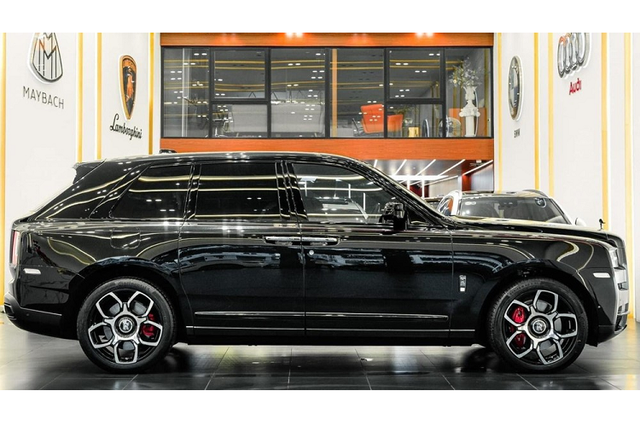 SUV siêu sang Rolls-Royce Cullinan Black Badge được rao bán hơn 39 tỷ - Hình 2 SUV sieu sang Rolls-Royce Cullinan Black Badge duoc rao ban hon 39 ty-Hinh-2