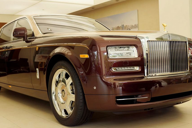Giá khởi điểm Rolls-Royce Ghost mạ vàng siêu sang độc nhất Việt Nam chỉ còn khoảng 9 tỷ - Hình 2 Gia khoi diem Rolls-Royce Ghost ma vang sieu sang doc nhat Viet Nam chi con khoang 9 ty-Hinh-2