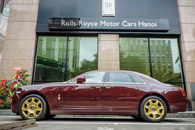 Giá khởi điểm Rolls-Royce Ghost mạ vàng siêu sang độc nhất Việt Nam chỉ còn khoảng 9 tỷ - Hình 3 Gia khoi diem Rolls-Royce Ghost ma vang sieu sang doc nhat Viet Nam chi con khoang 9 ty-Hinh-3