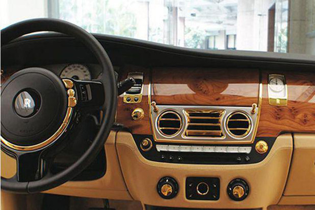 Giá khởi điểm Rolls-Royce Ghost mạ vàng siêu sang độc nhất Việt Nam chỉ còn khoảng 9 tỷ - Hình 4 Gia khoi diem Rolls-Royce Ghost ma vang sieu sang doc nhat Viet Nam chi con khoang 9 ty-Hinh-4