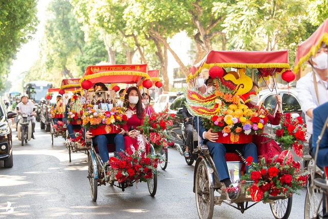 Dàn xe xích lô mui trần trong lễ ăn hỏi con trai bầu Hiển - Hình 2 Dan xe xich lo mui tran trong le an hoi con trai bau Hien-Hinh-2