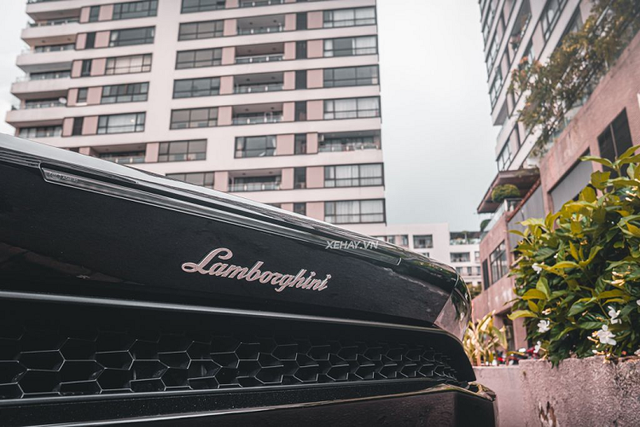 Cận cảnh chiếc Lamborghini Huracan màu đen bóng độc nhất Việt Nam - Hình 8 Can canh chiec Lamborghini Huracan mau den bong doc nhat Viet Nam-Hinh-8