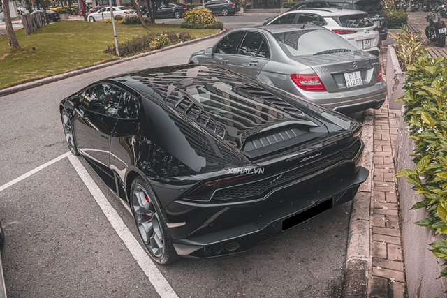 Cận cảnh chiếc Lamborghini Huracan màu đen bóng độc nhất Việt Nam - Hình 10 Can canh chiec Lamborghini Huracan mau den bong doc nhat Viet Nam-Hinh-10