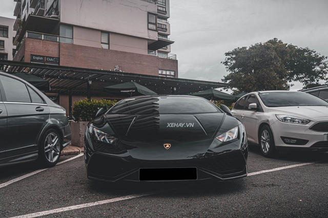 Cận cảnh chiếc Lamborghini Huracan màu đen bóng độc nhất Việt Nam Can canh chiec Lamborghini Huracan mau den bong doc nhat Viet Nam