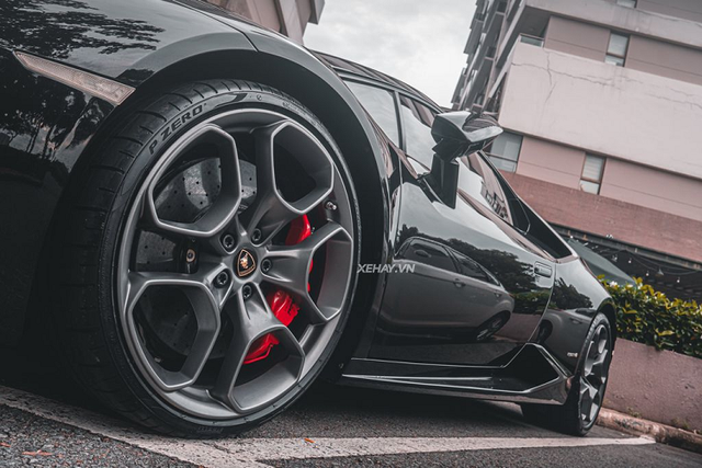 Cận cảnh chiếc Lamborghini Huracan màu đen bóng độc nhất Việt Nam - Hình 5 Can canh chiec Lamborghini Huracan mau den bong doc nhat Viet Nam-Hinh-5