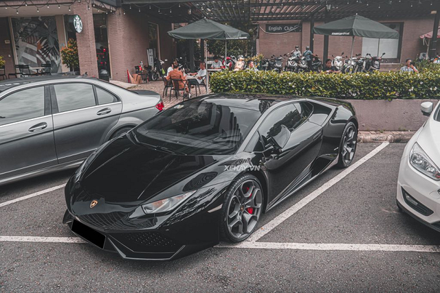 Cận cảnh chiếc Lamborghini Huracan màu đen bóng độc nhất Việt Nam - Hình 2 Can canh chiec Lamborghini Huracan mau den bong doc nhat Viet Nam-Hinh-2