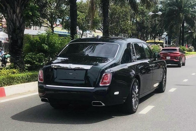 Lộ dàn siêu xe của đại gia Vũng Tàu với Rolls-Royce Phantom VIII hơn 60 tỷ - Hình 3 Lo dan sieu xe cua dai gia Vung Tau voi Rolls-Royce Phantom VIII hon 60 ty-Hinh-3