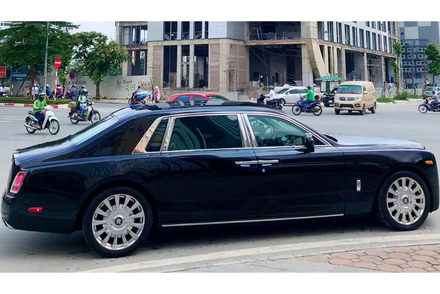 Lộ dàn siêu xe của đại gia Vũng Tàu với Rolls-Royce Phantom VIII hơn 60 tỷ - Hình 6 Lo dan sieu xe cua dai gia Vung Tau voi Rolls-Royce Phantom VIII hon 60 ty-Hinh-6