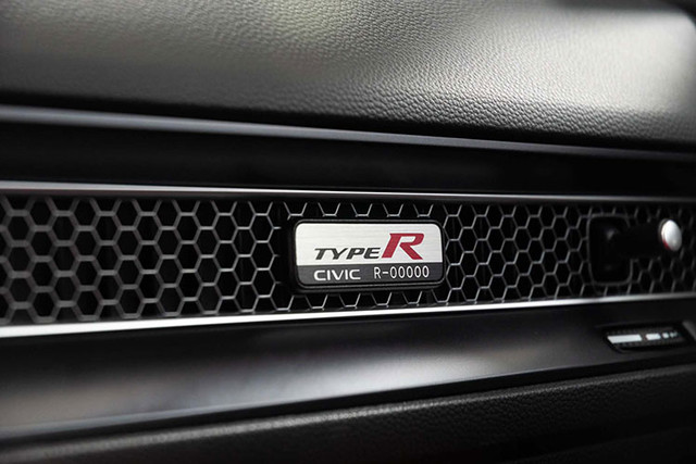 Có tiền mua Honda Civic Type R 2023 cũng phải chờ nửa năm mới được giao xe - Hình 11 Co tien mua Honda Civic Type R 2023 cung phai cho nua nam moi duoc giao xe-Hinh-11