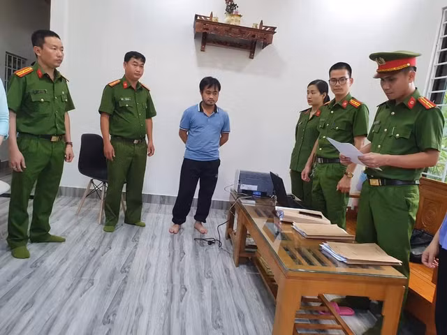 Bat tam giam 2 can bo CDC Quang Tri lien quan den tham o tai san