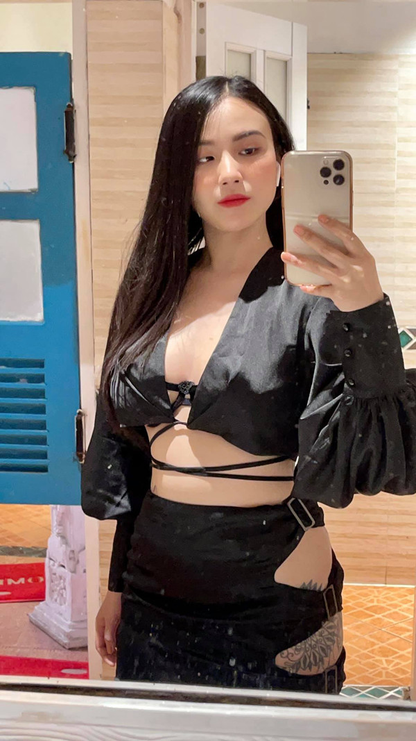 Linh Miu lại “chơi trội” diện áo khoác lông không nội y - Hình 10 Linh Miu lai “choi troi” dien ao khoac long khong noi y-Hinh-10