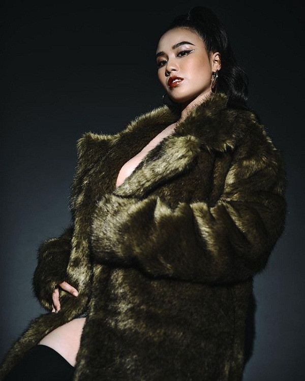 Linh Miu lại “chơi trội” diện áo khoác lông không nội y - Hình 7 Linh Miu lai “choi troi” dien ao khoac long khong noi y-Hinh-7