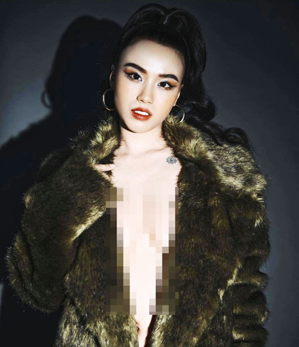 Linh Miu lại “chơi trội” diện áo khoác lông không nội y - Hình 4 Linh Miu lai “choi troi” dien ao khoac long khong noi y-Hinh-4