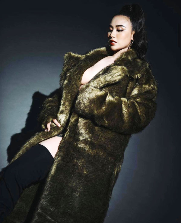 Linh Miu lại “chơi trội” diện áo khoác lông không nội y - Hình 6 Linh Miu lai “choi troi” dien ao khoac long khong noi y-Hinh-6