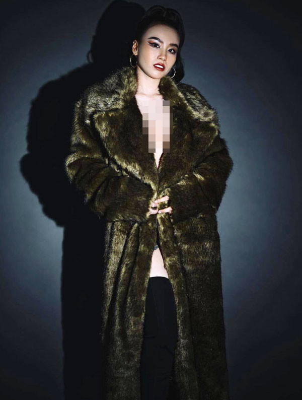 Linh Miu lại “chơi trội” diện áo khoác lông không nội y - Hình 5 Linh Miu lai “choi troi” dien ao khoac long khong noi y-Hinh-5