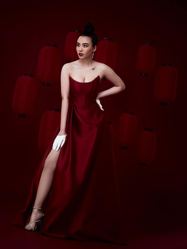 Linh Miu lại “chơi trội” diện áo khoác lông không nội y - Hình 3 Linh Miu lai “choi troi” dien ao khoac long khong noi y-Hinh-3