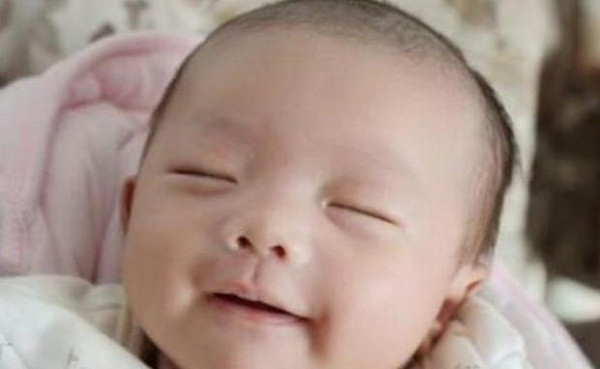 Hạnh phúc vì con cười lúc ngủ, mẹ choáng váng khi biết nguyên nhân Hanh phuc vi con cuoi luc ngu, me choang vang khi biet nguyen nhan