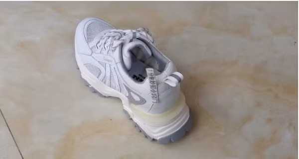 Vi sau got giay the thao co 'duoi nho'?