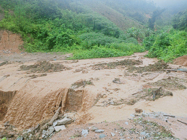 Trung úy trực chốt chống COVID-19 và một sinh viên bị lũ cuốn trôi Trung uy truc chot chong COVID-19 va mot sinh vien bi lu cuon troi