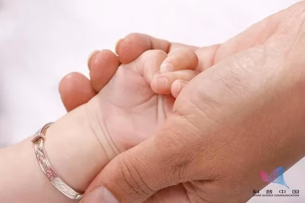 Me khong biet cho con deo tu nho mon do nhiem chi nay