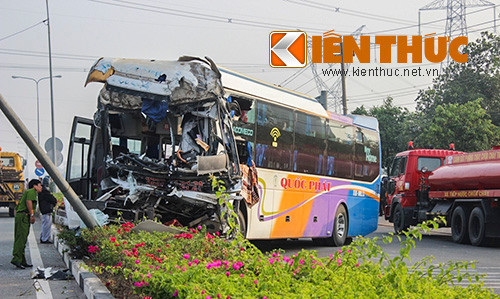 Xe giường nằm chở 20 người đâm trực diện xe tải Xe giuong nam cho 20 nguoi dam truc dien xe tai