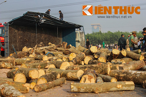 Xe giường nằm chở 20 người đâm trực diện xe tải - Hình 2 Xe giuong nam cho 20 nguoi dam truc dien xe tai-Hinh-2