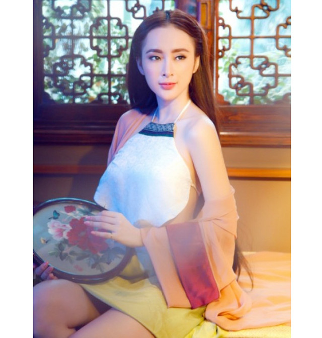 Sao Việt mặt áo yếm khoe vòng 1 căng tròn, gợi cảm gây bỏng mắt Sao Viet mat ao yem khoe vong 1 cang tron, goi cam gay bong mat