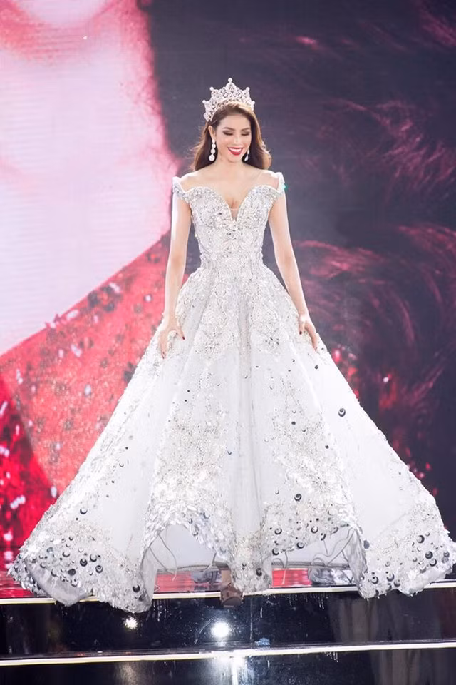 Loat vay ao nang trich day goi cam cua sao Viet-Hinh-5