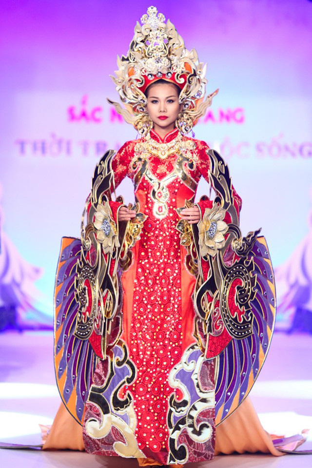 Loạt váy áo nặng trịch đầy gợi cảm của sao Việt - Hình 9 Loat vay ao nang trich day goi cam cua sao Viet-Hinh-9