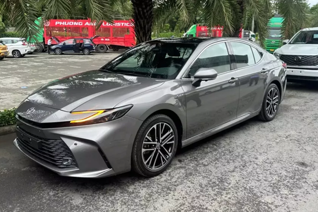 Chi tiết Toyota Camry 2025 đầu tiên về Việt Nam Chi tiet Toyota Camry 2025 dau tien ve Viet Nam