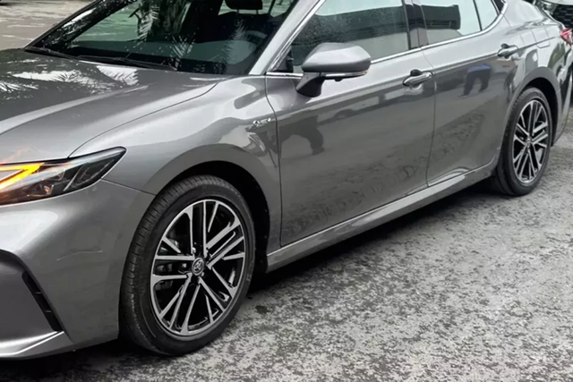 Chi tiết Toyota Camry 2025 đầu tiên về Việt Nam - Hình 3 Chi tiet Toyota Camry 2025 dau tien ve Viet Nam-Hinh-3