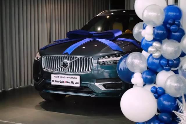 Vợ chồng ca sĩ Mỹ Linh sắm Volvo XC90 mới hơn 4,3 tỷ - Hình 2 Vo chong ca si My Linh sam Volvo XC90 moi hon 4,3 ty-Hinh-2