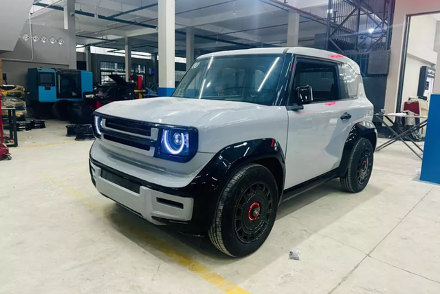 Cận cảnh VinFast VF3 độ đắt nhất Việt Nam, tới 250 triệu đồng - Hình 2 Can canh VinFast VF3 do dat nhat Viet Nam, toi 250 trieu dong-Hinh-2