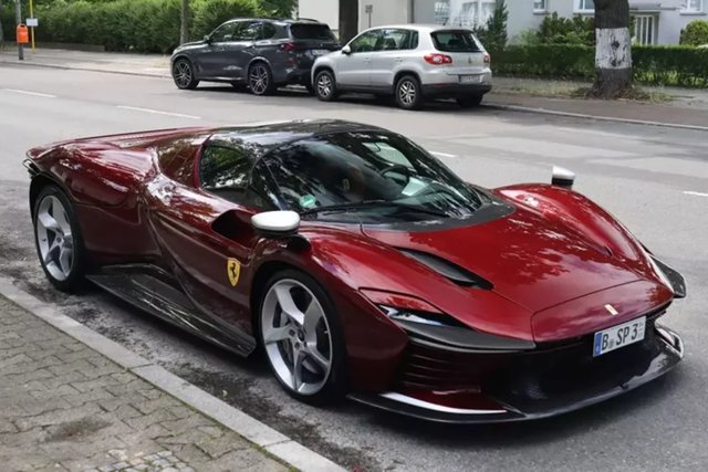 Siêu xe Ferrari Daytona SP3 màu sơn đỏ rựơu vang sang trọng - Hình 2 Sieu xe Ferrari Daytona SP3 mau son do ruou vang sang trong-Hinh-2