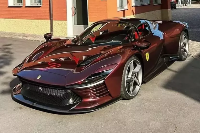 Siêu xe Ferrari Daytona SP3 màu sơn đỏ rựơu vang sang trọng Sieu xe Ferrari Daytona SP3 mau son do ruou vang sang trong