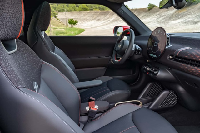 Cận cảnh MINI John Cooper Works Electric và Cooper Works Aceman - Hình 4 Can canh MINI John Cooper Works Electric va Cooper Works Aceman-Hinh-4