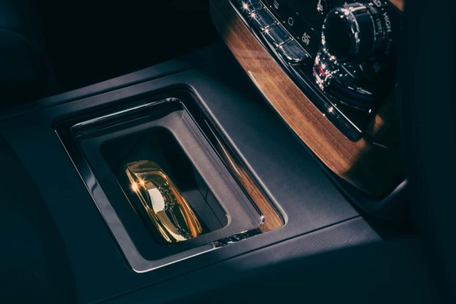 Ngắm Rolls-Royce Phantom VIII Goldfinger độc nhất vô nhị - Hình 5 Ngam Rolls-Royce Phantom VIII Goldfinger doc nhat vo nhi-Hinh-5