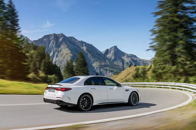 Giá xe Mercedes-AMG E 53 Hybrid 2025 từ 88.000 USD - Hình 4 Gia xe Mercedes-AMG E 53 Hybrid 2025 tu 88.000 USD-Hinh-4