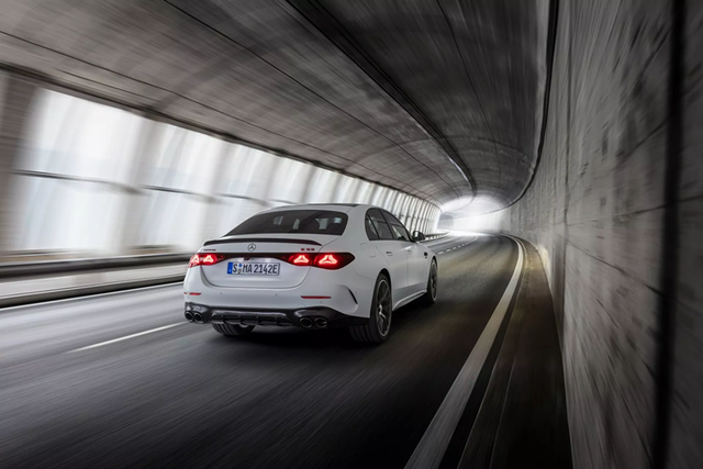 Giá xe Mercedes-AMG E 53 Hybrid 2025 từ 88.000 USD - Hình 9 Gia xe Mercedes-AMG E 53 Hybrid 2025 tu 88.000 USD-Hinh-9