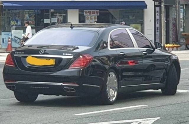 Dung xe Mercedes-Maybach S-Class chạy taxi kiếm hơn 500 triệu đồng/tháng - Hình 3 Dung xe Mercedes-Maybach S-Class chay taxi kiem hon 500 trieu dong/thang-Hinh-3