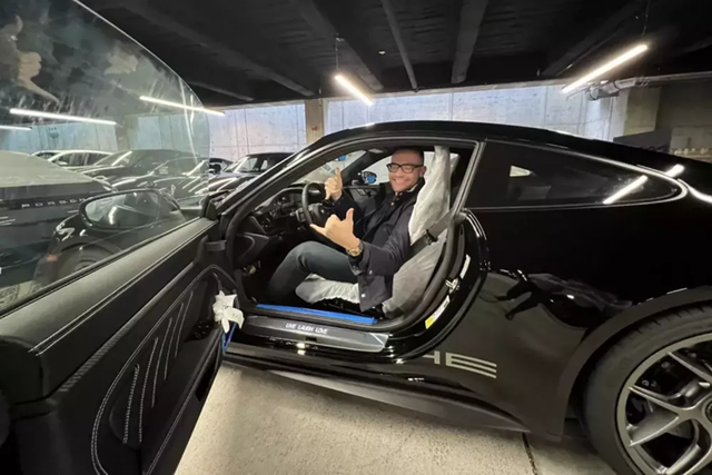 Vì sao Porsche 911 S/T của đại gia này lại trở nên hài hước nhất thế giới? - Hình 2 Vi sao Porsche 911 S/T cua dai gia nay lai tro nen hai huoc nhat the gioi?-Hinh-2