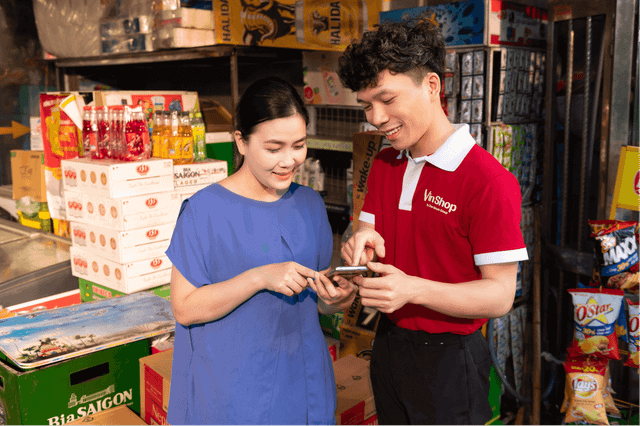 VinShop vinh danh các tiểu thương sau 3 năm "số hóa" ngành bán lẻ - Hình 2 VinShop vinh danh cac tieu thuong sau 3 nam